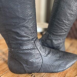 Vero Cuoio Snakeskin leather Knee-High Boots.Size 8 1/2